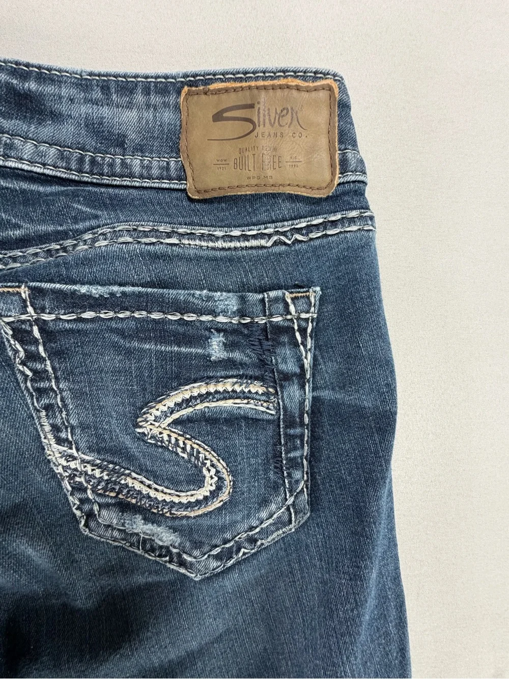 Silver Suki Crop/Capri Blue Jeans Stressed W 29/L 22 1/2 #977
